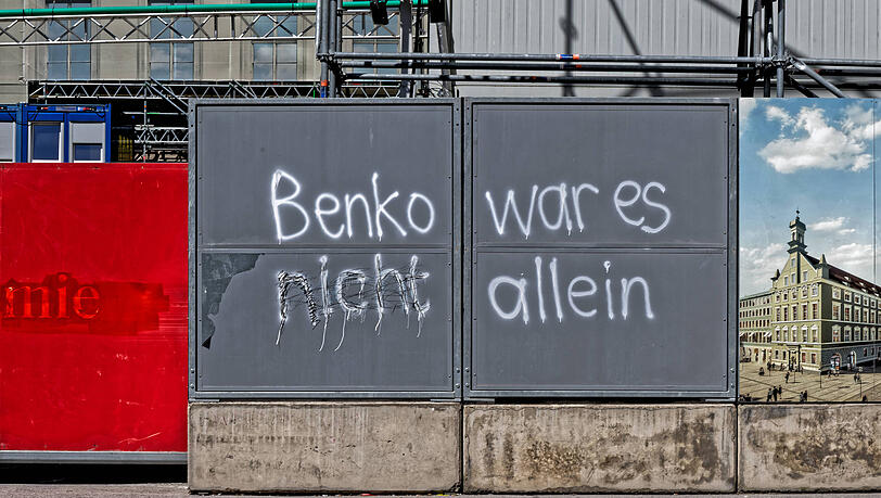 In der Zeit des Stillstands hinterlie&szlig;en immer wieder Leute Kommentare am Bauzaun.