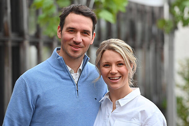 Strahlende Eltern: Felix und Miriam Neureuther lieben das Leben mit ihren vier Kindern.