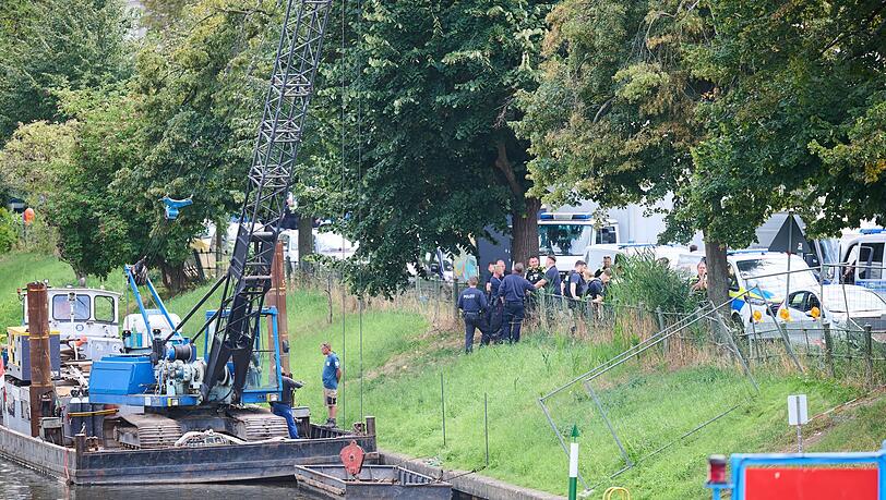 In Berlin-Neukölln ist auf dem Grund des Schifffahrtskanals eine Fliegerbombe gefunden worden. In Berlin-Neukölln ist auf dem Grund des Schifffahrtskanals eine Fliegerbombe gefunden worden.