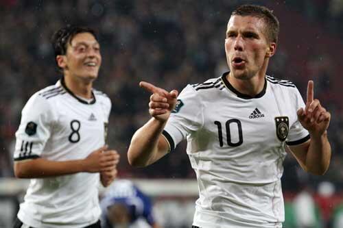 Starckicker: Lukas Podolski (r) und Mesut Özil (l).
