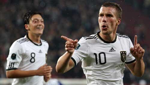 Starckicker: Lukas Podolski (r) und Mesut Özil (l). Starckicker: Lukas Podolski (r) und Mesut Özil (l).