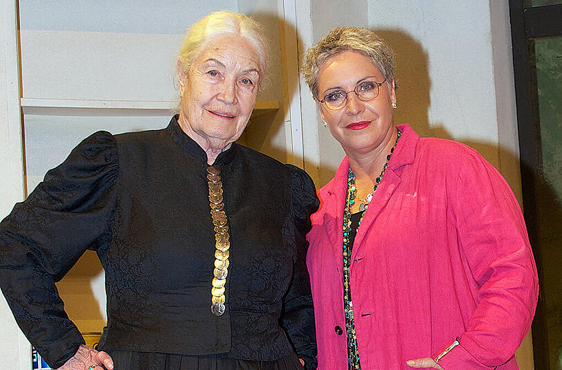 "Jetzt kommen die Zipperlein", hat Ellen Schwiers im Sommer zu ihrem 85. gesagt und sich von der Bühne verabschiedet. Jetzt liegt sie in einem Münchner Krankenhaus und ihre Tochter Katerina Jacob (r.) bangt stündlich um sie.