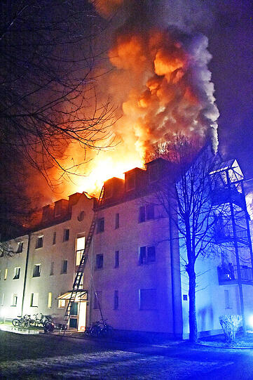 Ein Feuer auf einem Balkon setzte in Perlach einen ganzen Dachstuhl in Brand. Die Bilder von den Löscharbeiten.