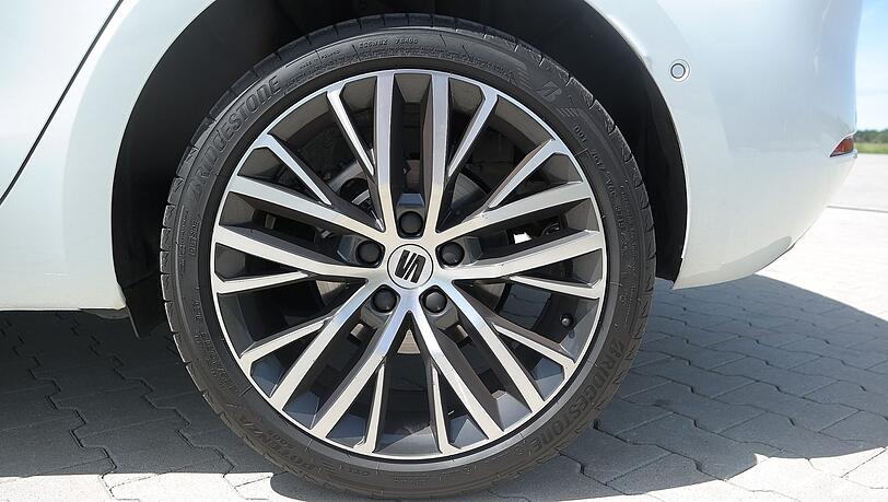 Die 18-Zöller am Testwagen mit 225/40 R 18-Reifen kosten extra - und zwar 675 Euro. Die 18-Zöller am Testwagen mit 225/40 R 18-Reifen kosten extra - und zwar 675 Euro.