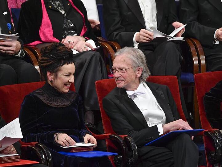 Olga Tokarczuk aus Polen (l), Nobelpreisträgerin für Literatur 2018, und Peter Handke aus Österreich, Nobelpreisträger für Literatur 2019, bei der Nobelpreisverleihung.