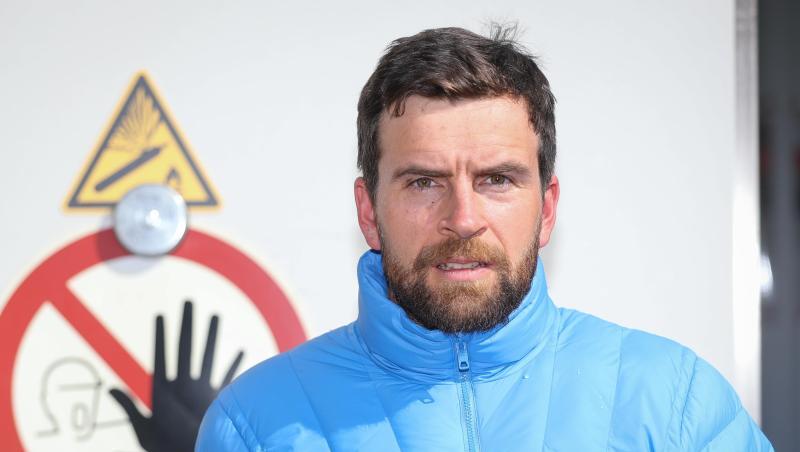 Der Extrem-Sportler Jonas Deichmann steht vor der Klimakammer der DB Systemtechnik.