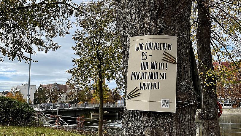 Die Plakate wurden mit Schnüren an den Bäumen befestigt. Die Plakate wurden mit Schnüren an den Bäumen befestigt.