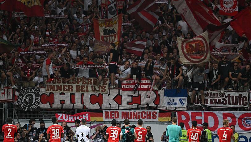 Münchens Spieler stehen nach einem Spiel vor ihren mitgereisten Fans.