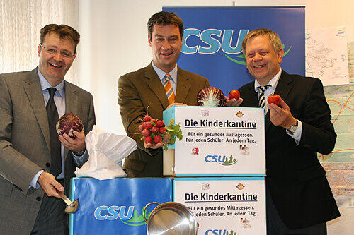 Wollen gemeinsam für ein gesundes, &bdquo;warmes Essen für jeden Schüler jeden Tag&ldquo; kämpfen: CSU-Fraktions-Chef Michael Frieser, Bezirks-Chef Markus Söder und der Schul-Experte Karl Freller (von links) bei der Vorstellung des Konzepts.