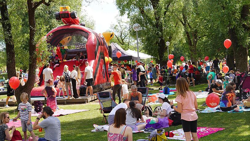 Hüpfburg, Luftballons, lachende Gesichter: Die ganze Familie hatte eine super Zeit bei diesem Event. Hüpfburg, Luftballons, lachende Gesichter: Die ganze Familie hatte eine super Zeit bei diesem Event.
