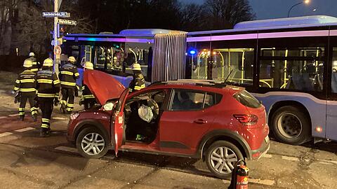 Die Fahrzeuge kollidierten im Kreuzungsbereich der Boschetsrieder Straße mit der Höglwörther Straße nahezu frontal miteinander.