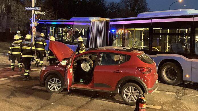 Die Fahrzeuge kollidierten im Kreuzungsbereich der Boschetsrieder Straße mit der Höglwörther Straße nahezu frontal miteinander.