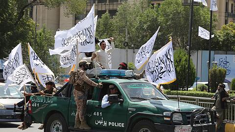 Taliban-Kämpfer feiern den Jahrestag des Abzugs der US-geführten Truppen aus Afghanistan. (Archivbild)