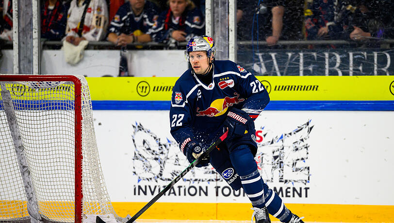 Ville Pokka vom EHC Red Bull M&uuml;nchen f&uuml;hrt den Puck w&auml;hrend des Spiels zwischen EHC Red Bull M&uuml;nchen und HC Dynamo Pardubice beim Red Bull Salute am 22.08.2026 in M&uuml;nchen, Deutschland. (Foto von Marco Leipold / City-Press GmbH Bildagentur)