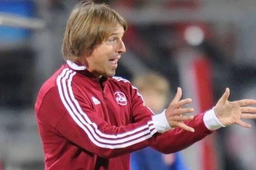 Die Zeit läuft: Club-Trainer Michael Oenning ruft die harte Welle aus.