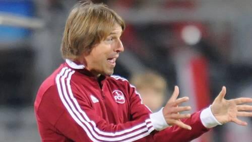 Die Zeit läuft: Club-Trainer Michael Oenning ruft die harte Welle aus. Die Zeit läuft: Club-Trainer Michael Oenning ruft die harte Welle aus.