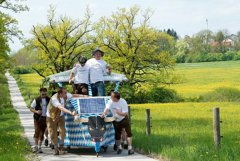 Dieses gefährt ist nicht nur für den Transport von Bier, sondern hat sogar einen Grill dranhängen.