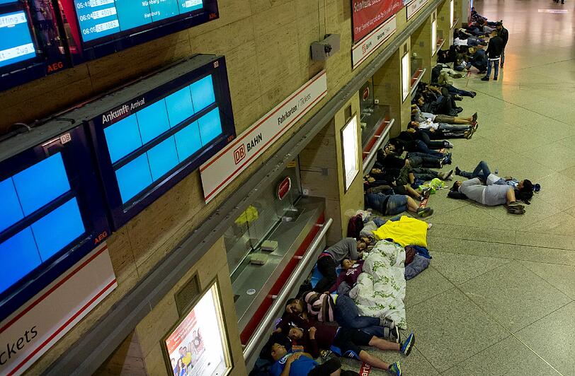 Kein Dauerzustand: Flüchtlinge schlafen nach ihrer Ankunft am Hauptbahnhof München.