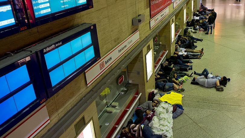 Kein Dauerzustand: Flüchtlinge schlafen nach ihrer Ankunft am Hauptbahnhof München. Kein Dauerzustand: Flüchtlinge schlafen nach ihrer Ankunft am Hauptbahnhof München.