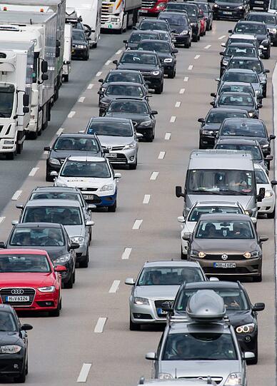 Schon am Freitagmittag kam es auf der A8 zu einem 20 Kilometer langen Stau.