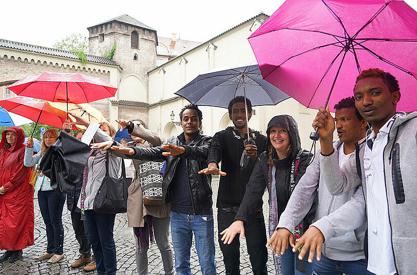 Sommer 2016: Eine Menschenkette gegen Rassismus. Am Dienstag wollen Münchner wieder ein Zeichen gegen Fremdenfeindlichkeit setzen.