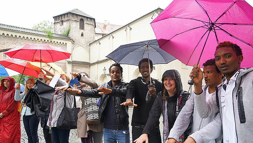 Sommer 2016: Eine Menschenkette gegen Rassismus. Am Dienstag wollen Münchner wieder ein Zeichen gegen Fremdenfeindlichkeit setzen. Sommer 2016: Eine Menschenkette gegen Rassismus. Am Dienstag wollen Münchner wieder ein Zeichen gegen Fremdenfeindlichkeit setzen.
