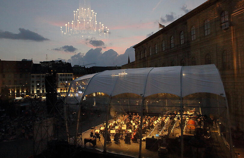 Das Konzert des Bayerischen Staatsorchesters auf dem Max-Joseph-Platz.