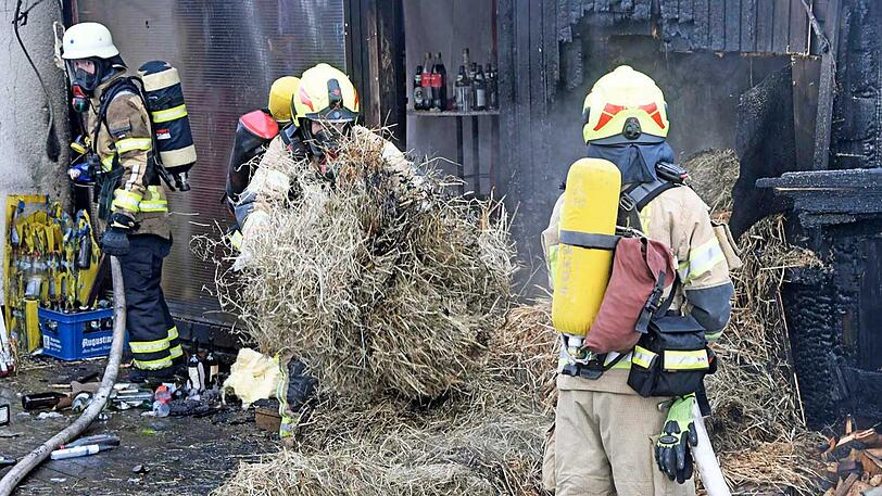 Die Feuerwehrler mussten mehrere Kubikmeter Stroh nach draußen tragen und löschen.