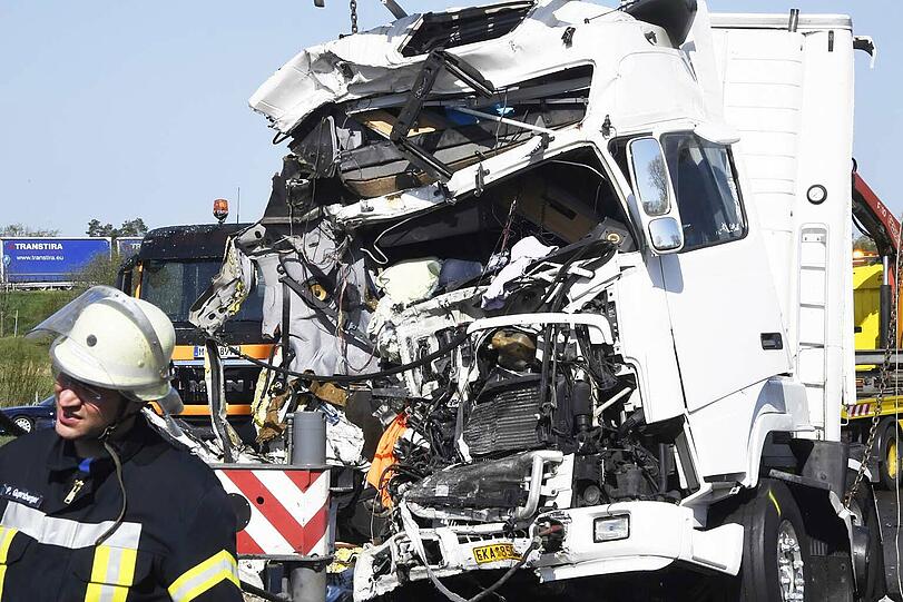 Totalschaden: Das Führerhaus des 45-jährigen Lkw-Fahrers.