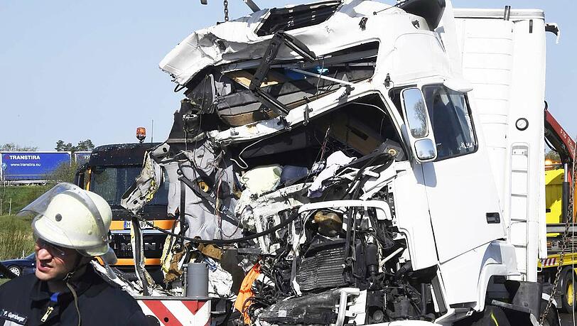 Totalschaden: Das Führerhaus des 45-jährigen Lkw-Fahrers. Totalschaden: Das Führerhaus des 45-jährigen Lkw-Fahrers.