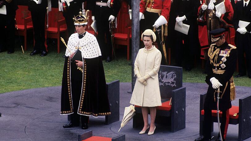 Königin Elizabeth II. und ihr Sohn Prinz Charles bei der festlichen Investitur auf Caernarfon Castle im Nordwesten von Wales, bei der Charles 1969 offiziell als Prince of Wales ernannt wurde. Königin Elizabeth II. und ihr Sohn Prinz Charles bei der festlichen Investitur auf Caernarfon Castle im Nordwesten von Wales, bei der Charles 1969 offiziell als Prince of Wales ernannt wurde.
