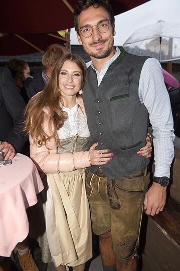 Cathy Hummels in dicker Daunenjacke mit Ehemann Mats Hummels bei Käfer.