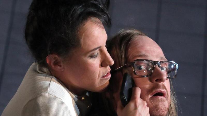 Maria Bloch (Annika Meier) und Johannes Bloch (Gerrit Jansen) gehören zur Dynastie von Waffenfabrikanten. Als Erben streiten sie sich um die Zukunft des Konzerns. Maria Bloch (Annika Meier) und Johannes Bloch (Gerrit Jansen) gehören zur Dynastie von Waffenfabrikanten. Als Erben streiten sie sich um die Zukunft des Konzerns.