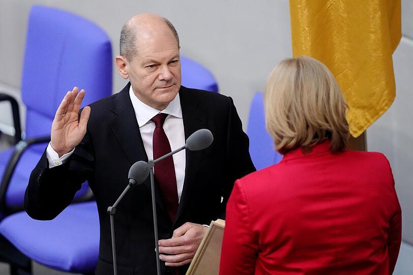 Auf den Zusatz "So wahr mir Gott helfe" verzichtet der neue Kanzler Olaf Scholz, als er vor Bundestagspräsidentin Bärbel Bas den Amtseid ablegt.