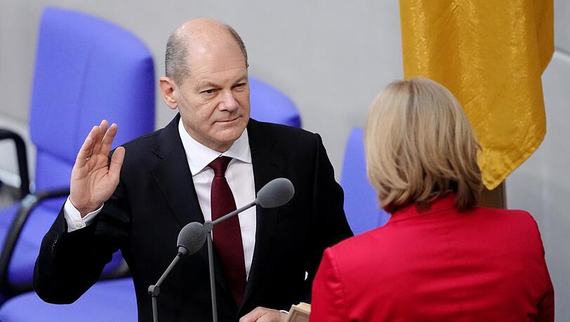 Auf den Zusatz "So wahr mir Gott helfe" verzichtet der neue Kanzler Olaf Scholz, als er vor Bundestagspräsidentin Bärbel Bas den Amtseid ablegt. Auf den Zusatz "So wahr mir Gott helfe" verzichtet der neue Kanzler Olaf Scholz, als er vor Bundestagspräsidentin Bärbel Bas den Amtseid ablegt.
