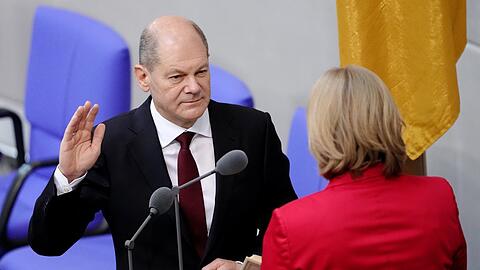 Auf den Zusatz "So wahr mir Gott helfe" verzichtet der neue Kanzler Olaf Scholz, als er vor Bundestagspräsidentin Bärbel Bas den Amtseid ablegt.