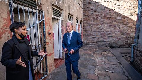 Scholz besichtigt das ehemalige Gefängnis "Number Four", in dem während der Apartheid auch zahlreiche politische Gefangene einsitzen mussten.