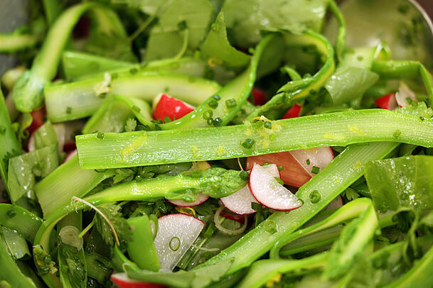 Wichtig beim grünen Spargel: nicht schälen, sonst wird er weiß. Nur die Enden abschneiden. Wichtig beim grünen Spargel: nicht schälen, sonst wird er weiß. Nur die Enden abschneiden.
