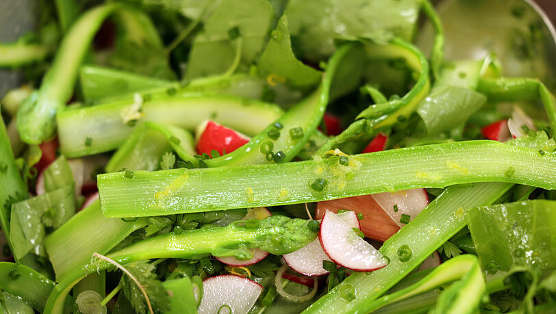 Wichtig beim grünen Spargel: nicht schälen, sonst wird er weiß. Nur die Enden abschneiden. Wichtig beim grünen Spargel: nicht schälen, sonst wird er weiß. Nur die Enden abschneiden.