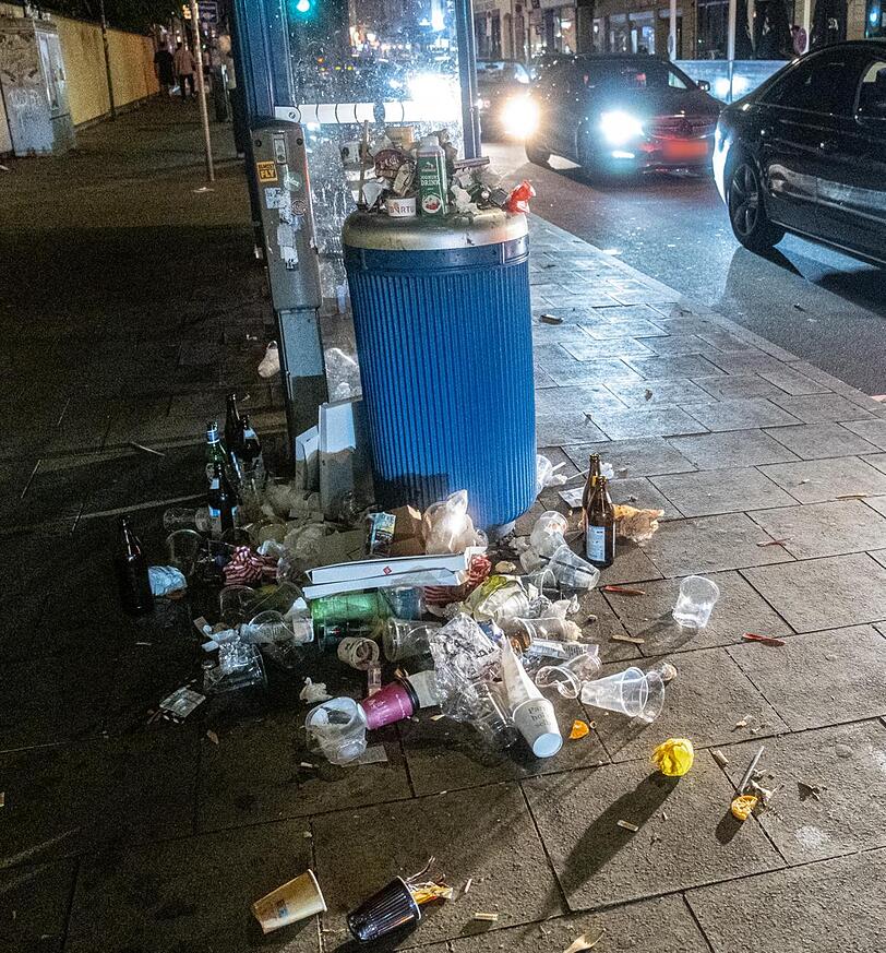 Alltag im Univiertel: Kaum kommt die Nacht, quellen Mülleimer über, drumherum jede Menge Plastikbecher, Pizzakartons und Flaschen.