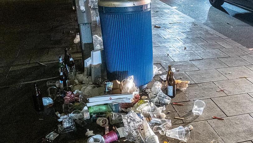 Alltag im Univiertel: Kaum kommt die Nacht, quellen Mülleimer über, drumherum jede Menge Plastikbecher, Pizzakartons und Flaschen.