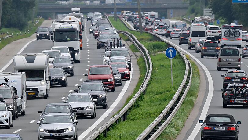 Auf Bayern Autobahnen k&ouml;nnte es am Wochenende voll werden - besonders in Richtung S&uuml;den. (Archivbild)