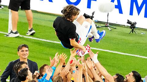 Luka Modric wurde von seinen Teamkollegen f&uuml;r sein 200. L&auml;nderspiel gefeiert.