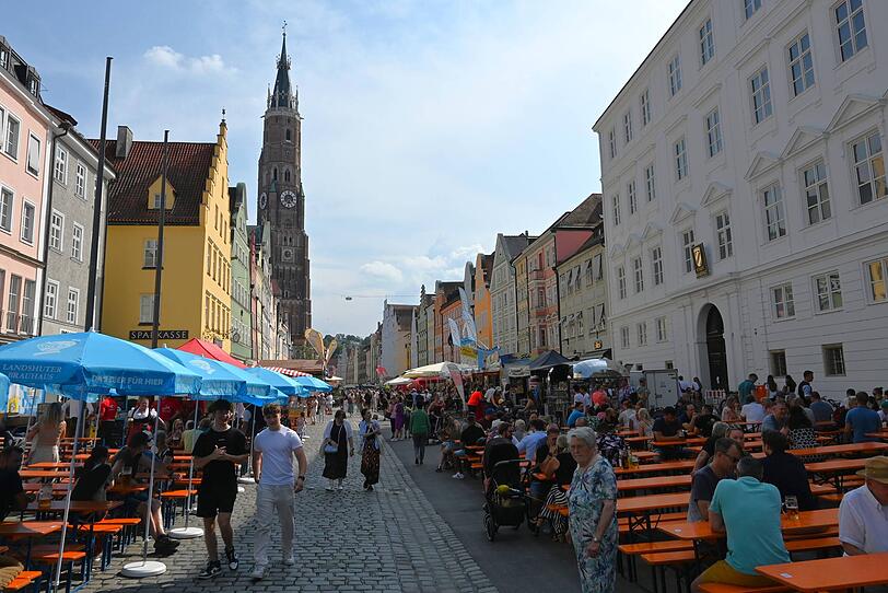 In der Altstadt in Landshut stehen Freitag und Samstag etliche B&uuml;hnen und Bierb&auml;nke. Ein wahrlich geselliges Fest.