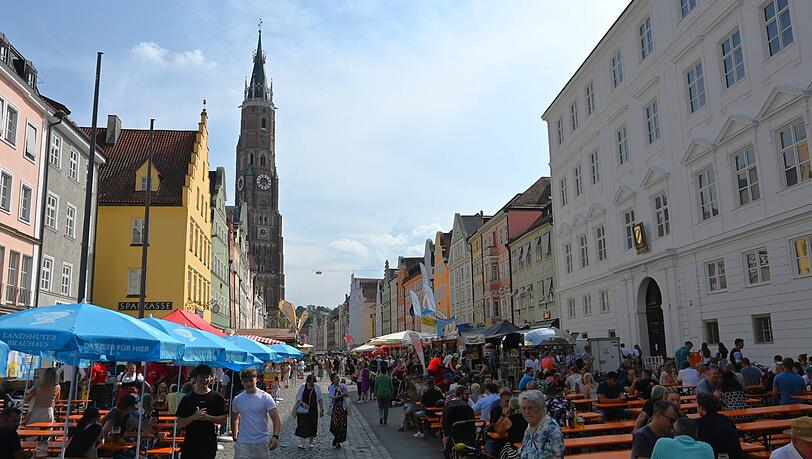 In der Altstadt in Landshut stehen Freitag und Samstag etliche Bühnen und Bierbänke. Ein wahrlich geselliges Fest. In der Altstadt in Landshut stehen Freitag und Samstag etliche Bühnen und Bierbänke. Ein wahrlich geselliges Fest.
