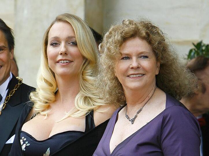 Die Festspielleiterinnen Katharina Wagner (l) und Eva-Wagner-Pasquier (r) begrüßen die ranghohen Gäste der Bayreuther Festspiele.