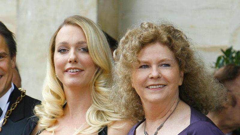 Die Festspielleiterinnen Katharina Wagner (l) und Eva-Wagner-Pasquier (r) begrüßen die ranghohen Gäste der Bayreuther Festspiele.