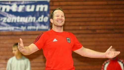 Ringer-Bundestrainer zu Gast in Nürnberg: Alex Leipold gab den Hockey-Bundesliga-Spielern des NHTC und den Zweitliga-Ringern von Johannis eine Lehrstunde. Ringer-Bundestrainer zu Gast in Nürnberg: Alex Leipold gab den Hockey-Bundesliga-Spielern des NHTC und den Zweitliga-Ringern von Johannis eine Lehrstunde.