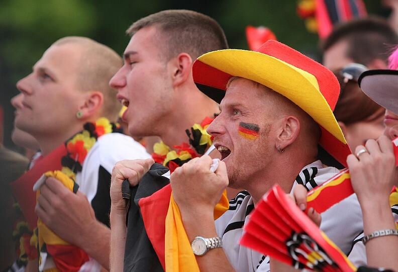 Partystimmung beim Public Viewing! Die deutschen Fans feiern auf den Fanmeilen mit ihren Stars aus Jogis Elf - hier gibts die besten Bilder vom Rekordsieg!