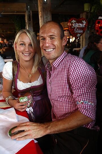 Flügelflitzer Arjen Robben ist mit seiner Bernadien seit 2007 verheiratet. Zusammen haben sie drei Kinder.